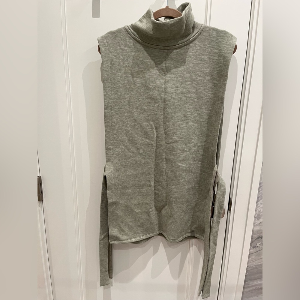 NWT Sweaty Betty x Halle Berry Niad Tabard Vest with Side Ties in Chalk Grey M-L